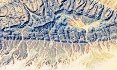 Cezayir 'de dağlarla çevrili bir manzara.