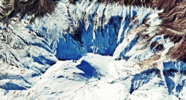 Kamçatka 'da dağlarla çevrili bir manzara.