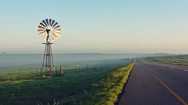 Landscape Windmill Water Pump County Road Sunrise — 图库照片