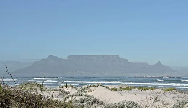 Landschap Met Zandduinen Tafelberg Achtergrond — Stockfoto