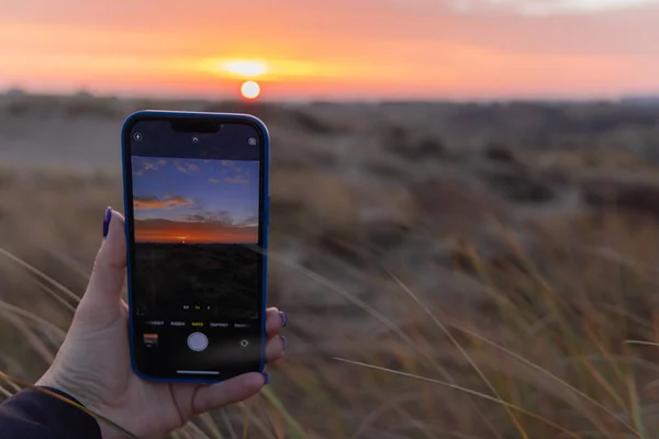 early in the morning to watch the dawn in the dunes, pink dawn, the play of light, the world wakes up, take a photo by phone