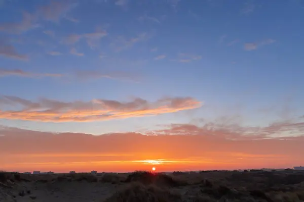 early in the morning to watch the dawn in the dunes, pink dawn, the play of light, the world wakes up