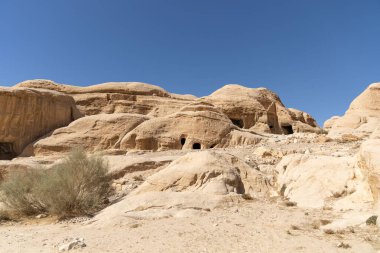 Ürdün Petra 'da kırmızı renkli kayalar arasında yolculuk