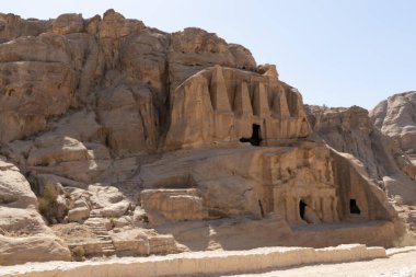 Ürdün Petra 'da kırmızı renkli kayalar arasında yolculuk
