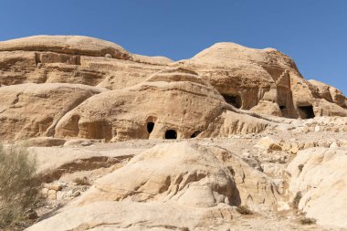 Ürdün Petra 'da kırmızı renkli kayalar arasında yolculuk