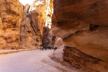 Ürdün Petra 'nın kırmızı kayaları arasında seyahat ederken 