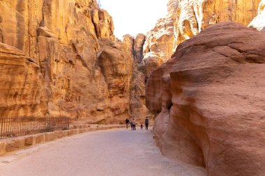 Ürdün Petra 'nın kırmızı kayaları arasında seyahat ederken 