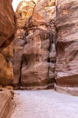 Kayaların arasındaki boşluk Petra Jordan. 