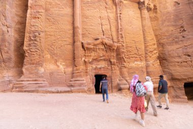 Petra Jordan 'da kayaların arasında seyahat etmek 