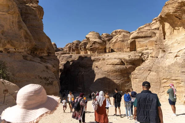 Ürdün Petra 'da kırmızı renkli kayalar arasında yolculuk