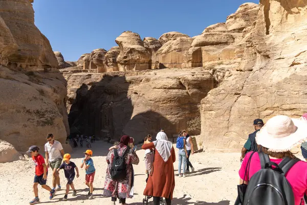 Voyager Entre Les Roches Couleur Rouge Jordanie Petra — Photo