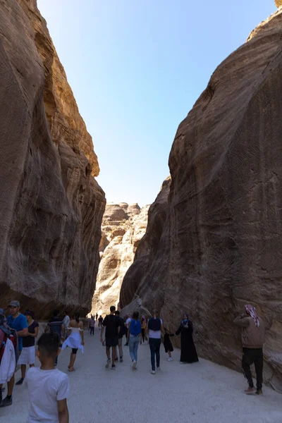 Ürdün Petra 'da kırmızı renkli kayalar arasında yolculuk