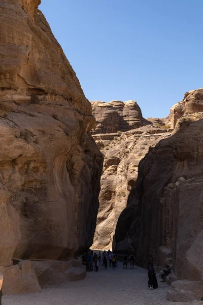 Ürdün Petra 'da kırmızı renkli kayalar arasında yolculuk