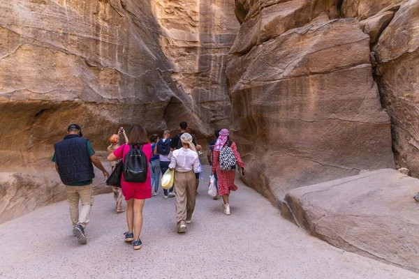 Ürdün Petra 'nın kırmızı kayaları arasında seyahat ederken 