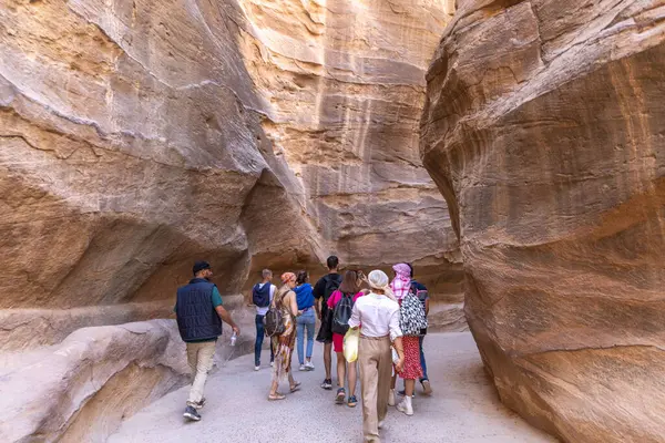 Ürdün Petra 'nın kırmızı kayaları arasında seyahat ederken 