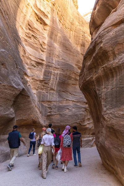 요르단 페트라의 바위들 사이를 여행하는 — 스톡 사진