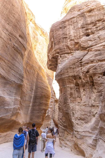 Ürdün Petra 'nın kırmızı kayaları arasında seyahat ederken 