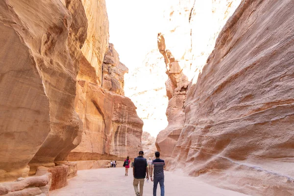 ヨルダンの赤い岩の間の旅行ペトラ — ストック写真