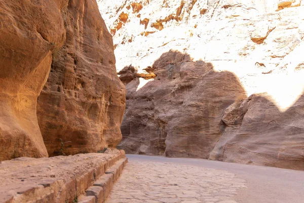 Ürdün Petra 'nın kırmızı kayaları arasında seyahat ederken 