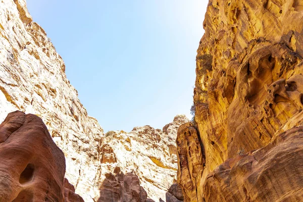 Ürdün Petra 'nın kırmızı kayaları arasında seyahat ederken 