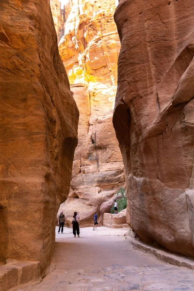 Viaje Través Estrechas Gargantas Jordania Petra — Foto de Stock