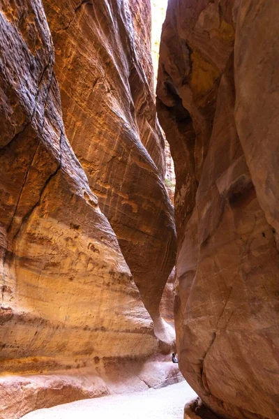 Подорож Вузькими Ущелинами Йордан Петрі — стокове фото