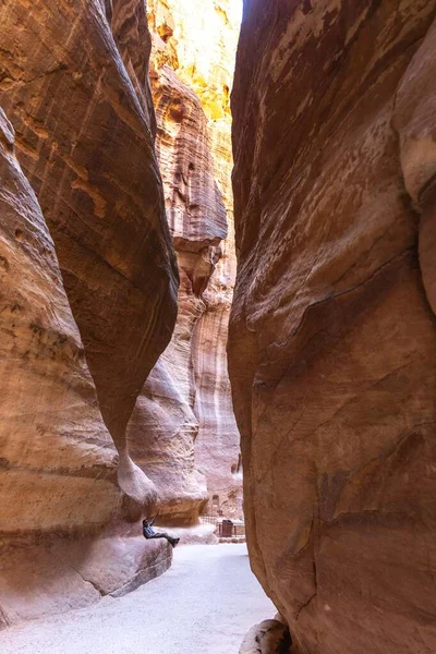 Подорож Вузькими Ущелинами Йордан Петрі — стокове фото