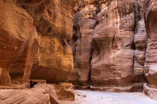 Kayaların arasındaki boşluk Petra Jordan. 