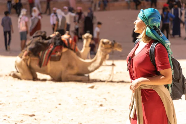Dívka Cestování Jordánsku Nosí Tradiční Šátek Palácem Petra — Stock fotografie