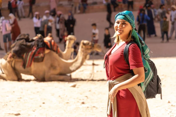 Jordan 'da seyahat eden kız Petra Sarayı' nın arkasında geleneksel türban takıyor.
