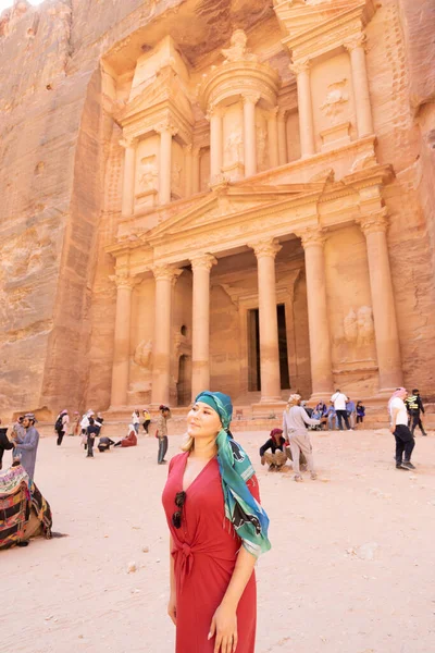 Viagem Menina Jordânia Usa Lenço Cabeça Tradicional Atrás Palácio Petra — Fotografia de Stock