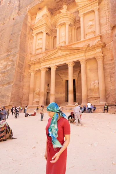 Chica Viaje Jordania Lleva Pañuelo Tradicional Detrás Del Palacio Petra — Foto de Stock