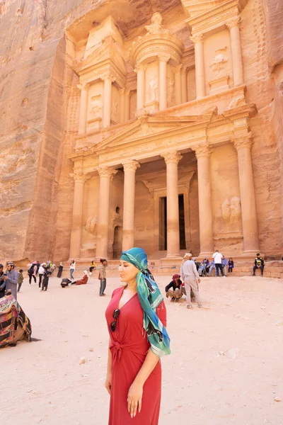 Jordan 'da seyahat eden kız Petra Sarayı' nın arkasında geleneksel türban takıyor.