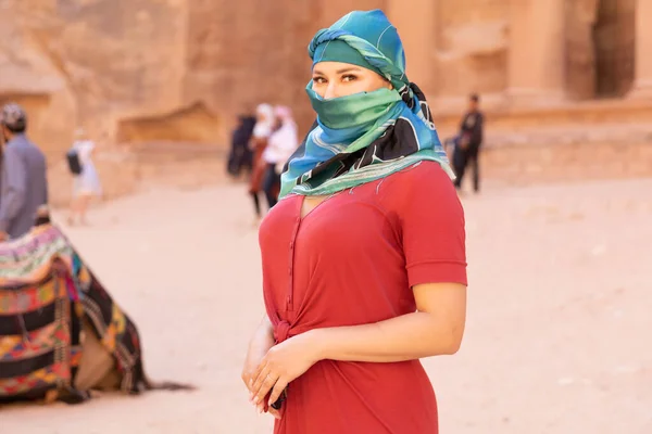 Geleneksel Jordan başörtüsüyle seyahat et 