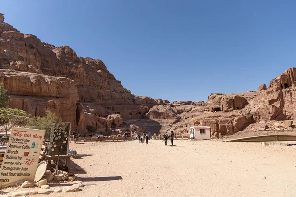 Petra Jordan 'da kayaların arasında seyahat etmek 