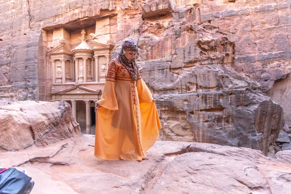 Femme Vêtue Vêtements Traditionnels Foulard Restant Sommet Rocher Sur Fond — Photo