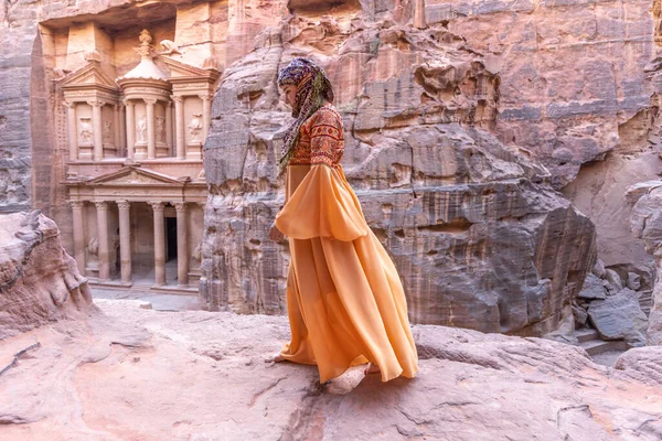 Mulher Vestida Com Roupas Tradicionais Lenço Cabeça Ficando Topo Rocha — Fotografia de Stock