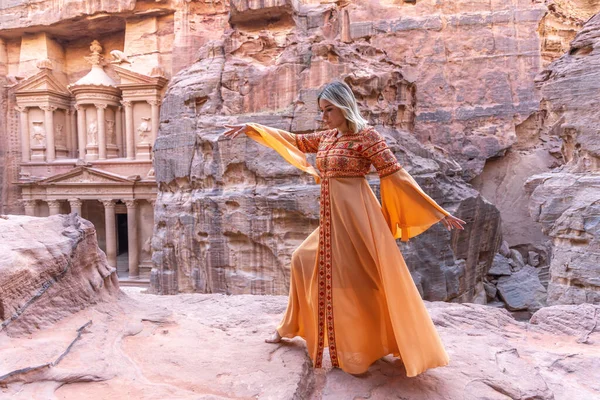 Geleneksel Kıyafetler Başörtüsü Takmış Arka Plandaki Kayanın Tepesinde Kalan Kadın — Stok fotoğraf