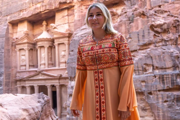 Mujer Vestida Con Ropa Tradicional Pañuelo Para Cabeza Que Queda — Foto de Stock