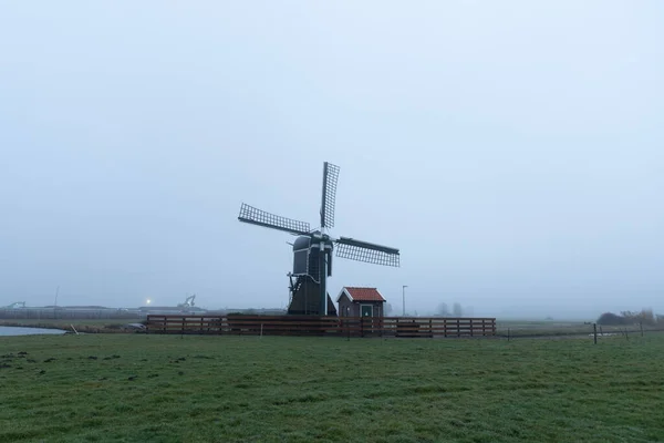 Imagen Del Molino Viento Temprano Mañana Tiempo Brumoso Después Lluvia —  Fotos de Stock