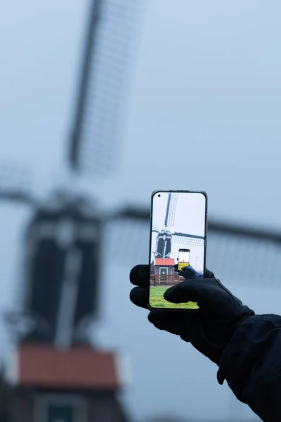 Telefon kamerasından yel değirmeninin fotoğrafını çek. 