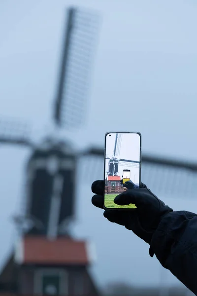 Telefon kamerasından yel değirmeninin fotoğrafını çek. 