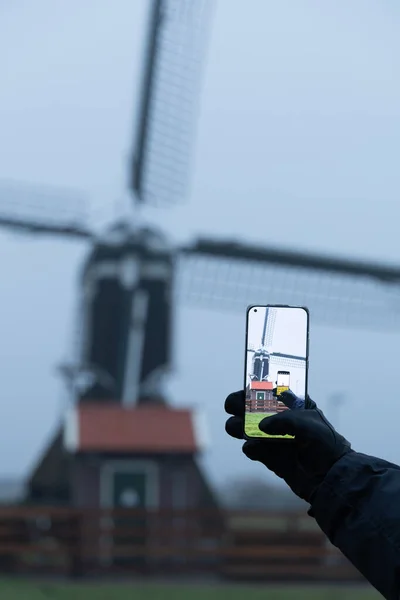 Telefon kamerasından yel değirmeninin fotoğrafını çek. 