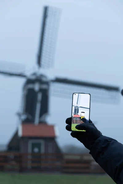 Telefon kamerasından yel değirmeninin fotoğrafını çek. 