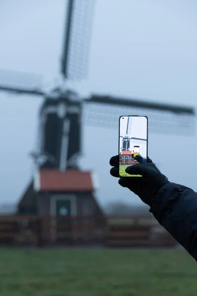 Telefon kamerasından yel değirmeninin fotoğrafını çek. 