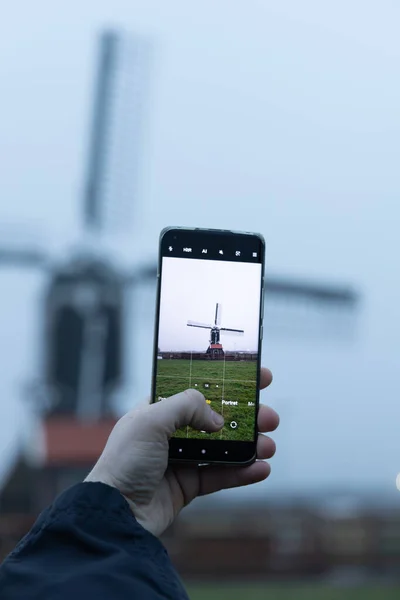 Telefon kamerasından yel değirmeninin fotoğrafını çek. 