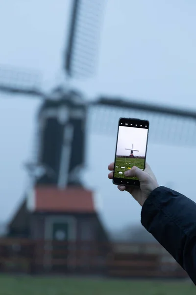 Telefon kamerasından yel değirmeninin fotoğrafını çek. 