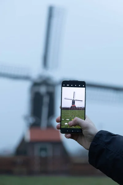 Telefon kamerasından yel değirmeninin fotoğrafını çek. 