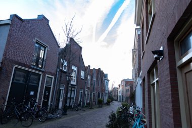 Dar sokaklar küçük tuğla evler