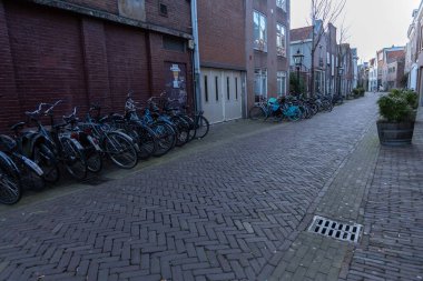 Dar sokaklar küçük tuğla evler